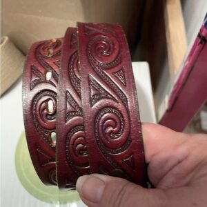 Vintage Chambers Phoenix AZ Hand tooled genuine burgundy Leather Western Belt 36